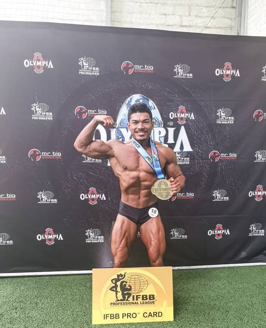 Phil Jendreiek mit der IFBB Pro Card beim Olympia Amateur